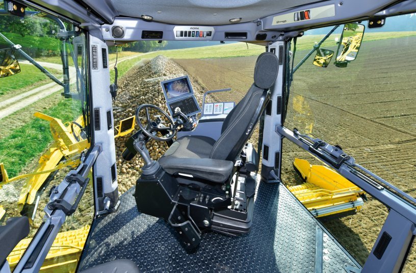 ROPA Maus 6 – panoramic cabin with two 12.1 inch terminals, integrated telematics, new joysticks and control elements <br> Image source: ROPA Fahrzeug- und Maschinenbau GmbH