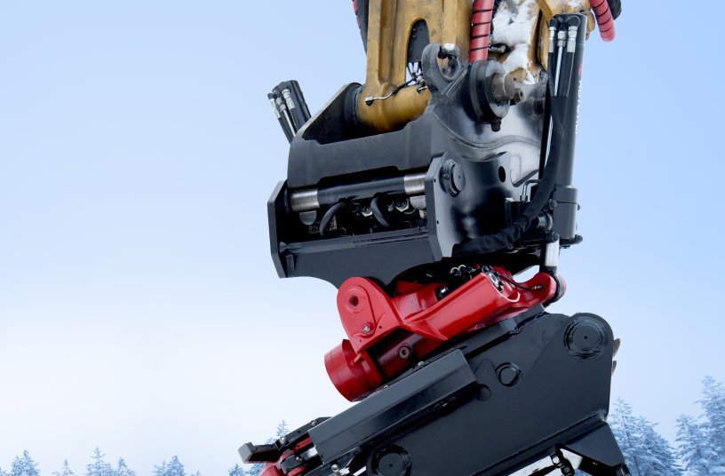 QuickChange™ allows an automatic coupling of hydraulic and electric functions within seconds and directly from operator’s cab. <br> Image source: Rototilt