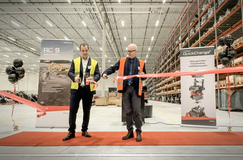 Feierliche Einweihung: Anders Jonsson, CEO der Rototilt Group AB (r.) und Ian Swinhoe, Manager Director der DSV Solution AB, bei der Eröffnung des neuen Rototilt-Distributionszentrums bei Stockholm.<br>BILDQUELLE: Rototilt