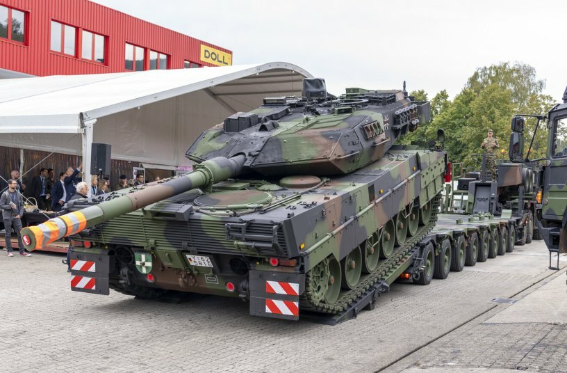 Beladung des Sattelanhängers mit dem Kampfpanzer Leopard<br>BILDQUELLE: DOLL Fahrzeugbau 