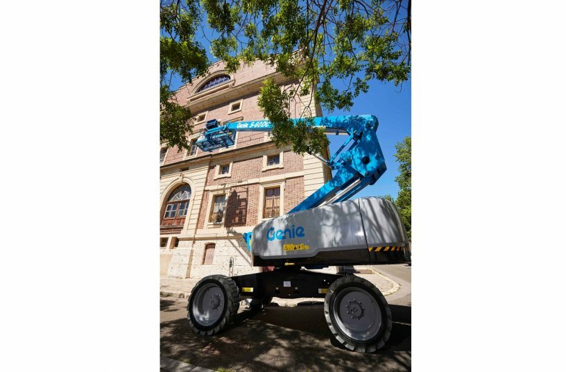 S-60 DC side view elevated City Centre Theatre<br>IMAGE SOURCE: Terex Corporation; Terex, Genie