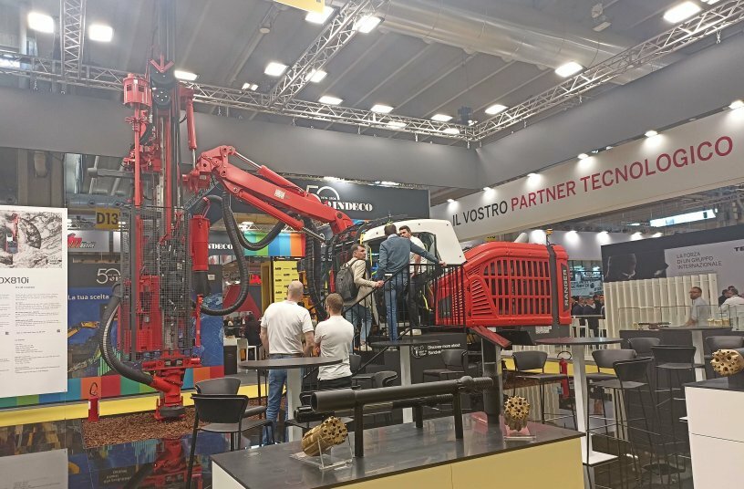 Sandvik Ranger DX810i surface drill<br>IMAGE SOURCE: LECTURA GmbH