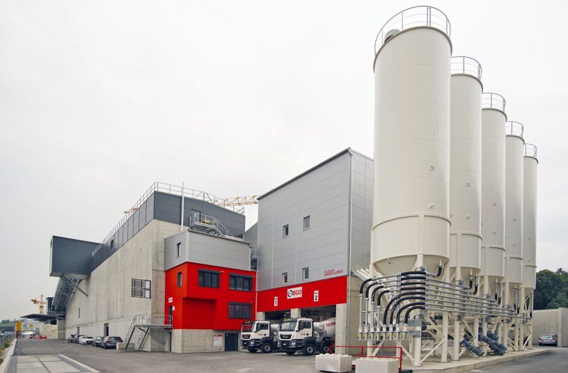 The five easily accessible binder silos offer a total of 850 tonnes of storage volume in 8 chambers. <br> Image source: SBM Mineral Processing GmbH