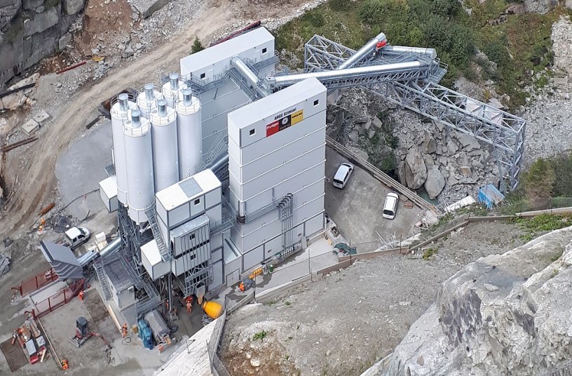 The two highly compact LINEMIX 3500 CM 800-6 H units only take up around 650 m² of floor space. Together, both systems guarantee daily peaks of around 900 m³ of hardened concrete. <br> Image source: SBM Mineral Processing GmbH