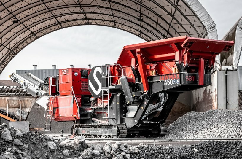 High mobility for fast relocations between and on construction sites is a defining feature of the JAWMAX 450 jaw crusher.<br>IMAGE SOURCE: SBM Mineral Processing