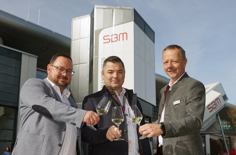 Den gelungenen Bauma-Auftritt feiern SBM-Marketingleiter Jürgen Reischenböck, Helmut Haider (Vertriebsleiter Aufbereitung) und Ernst Stöttinger (Vertriebsleiter Beton).<br>BILDQUELLE: SBM Mineral Processing