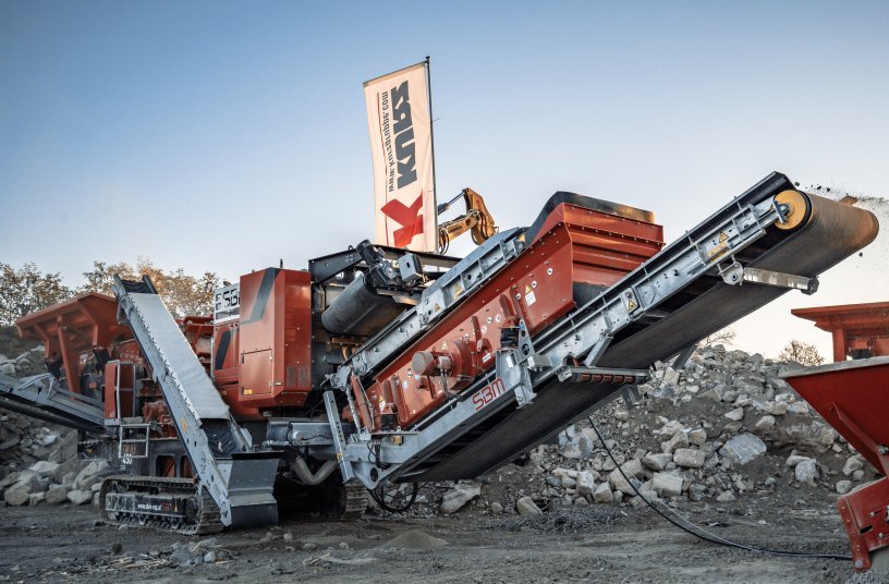 At its parallel large-scale demonstration at the nearby Obermayr gravel pit, the German SBM dealer Kurz presented, among other plants, the REMAX 450 impact crusher.<br>IMAGE SOURCE: SBM Mineral Processing GmbH