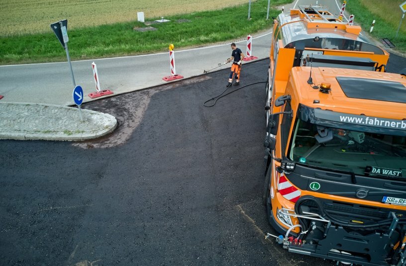 Mit bis zu 10 m Schlauchlänge erlaubt die  Handlanze einen Einsatz rund ums Fahrzeug.<br>BILDQUELLE: schäfer-technic GmbH