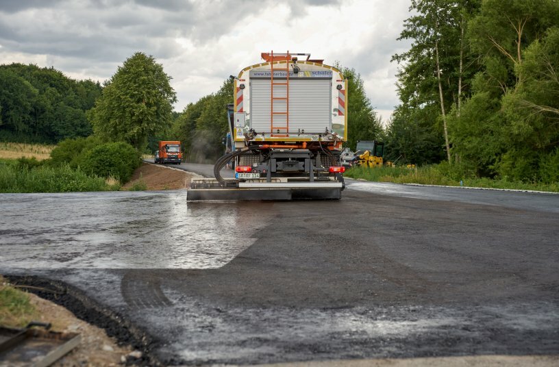 Bei asymmetrischen Arbeitsflächen zeigt sich der Vorteil der Einzelansteuerung der Spritzdüsen des Variomat - Spritzbalkens.<br>BILDQUELLE: schäfer-technic GmbH