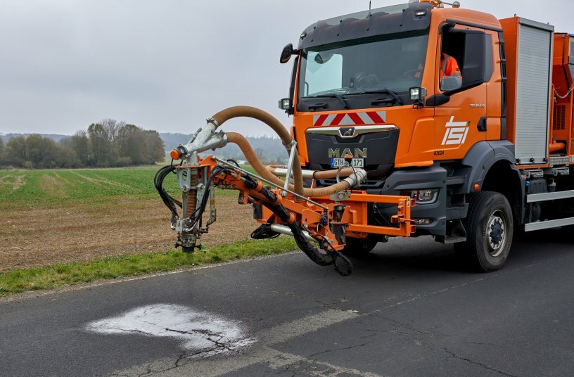 Nach der Reinigung sprüht der Schäfer-Technic Blow Patcher als erstes Bindemittel auf die Schadstelle.<br>BILDQUELLE: schäfer-technic GmbH