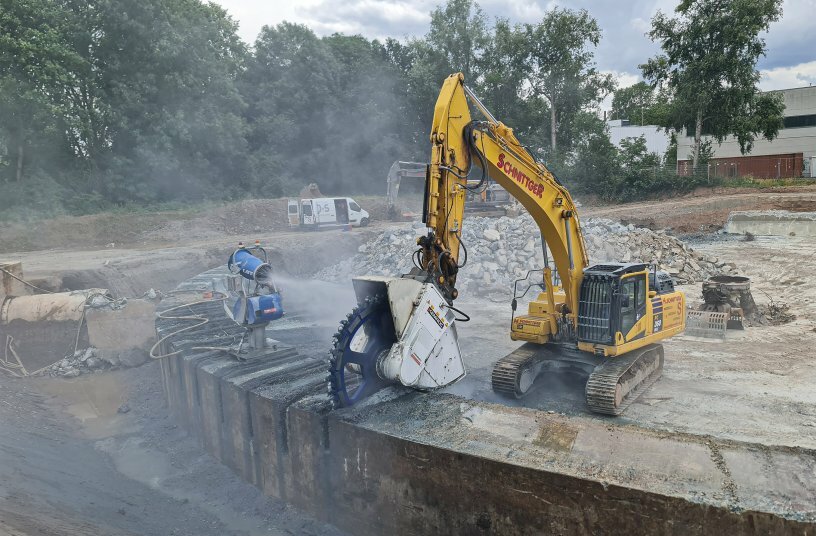 At the Kassel sewage treatment plant, rainwater overflow basins are being replaced. Schnittger cut through the huge, ring-shaped rim of the basin with a KEMROC DMW 220 cutter wheel on a 40-tonne excavator.<br>IMAGE SOURCE: KEMROC