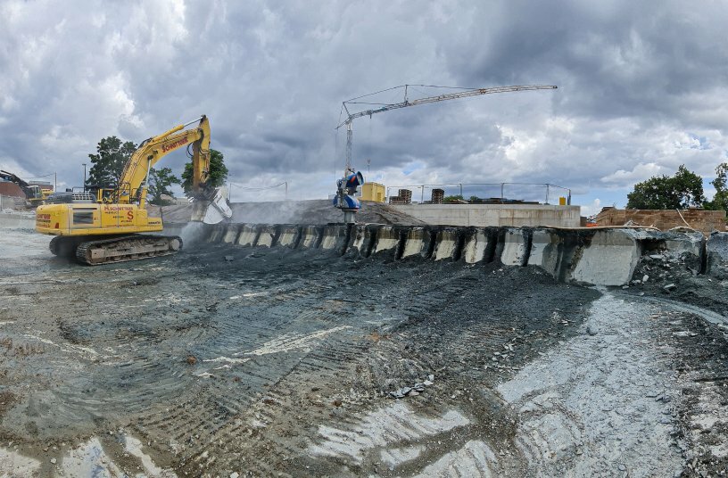 At the Kassel sewage treatment plant, rainwater overflow basins are being replaced. Schnittger cut through the huge, ring-shaped rim of the basin with a KEMROC DMW 220 cutter wheel on a 40-tonne excavator.<br>IMAGE SOURCE: KEMROC