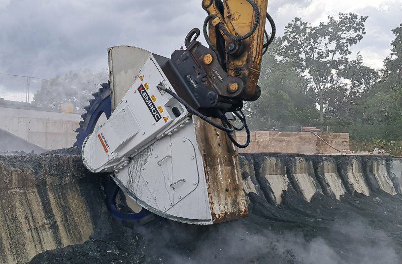 Using the cutter wheel followed by a shearer, the concrete structure was demolished with minimal noise and vibration and, moreover, with high productivity. <br>IMAGE SOURCE: KEMROC