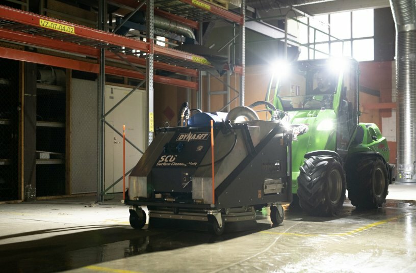  SCU250 Surface Cleaning Unit in field testing. The compact structure and controlled water recovery enable efficient surface cleaning even in demanding environments.<br>IMAGE SOURCE: Dynaset