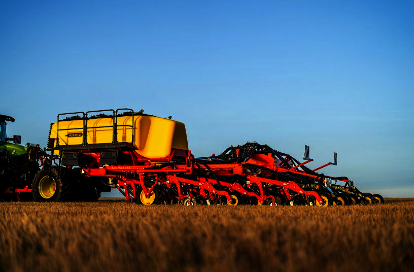 World-premiere of the new Väderstad Seed Hawk 600-900C at Agritechnica ...