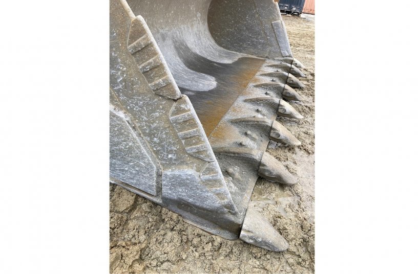Die Schaufel mit den Seitenschutzschilden nach dem Einsatz im Granit<br>BILDQUELLE: HS-Schoch®
