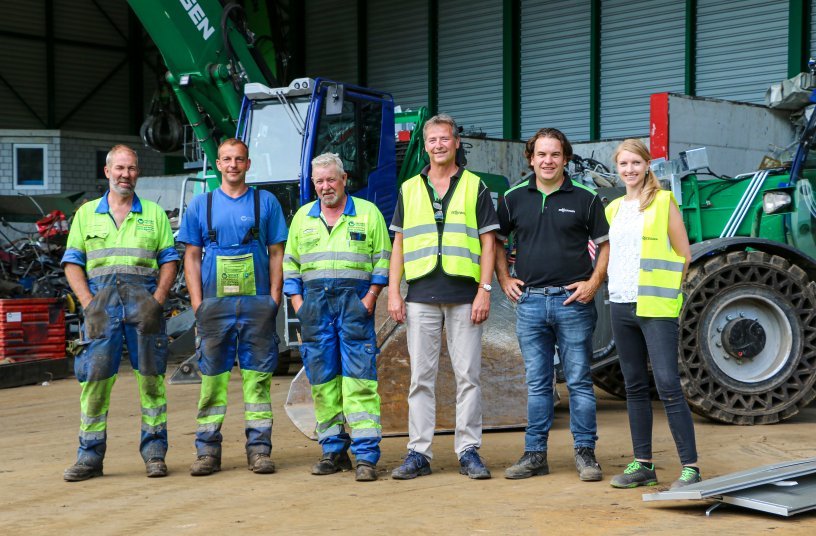 Reinhard Recycling AG's team has relied on the consultation and service of Kuhn and SENNEBOGEN for many years (from left): The two machine operators Peter Walthert and Christian Siegenthaler next to Managing Director Fritz Blaser (Reinhard Recycling AG), Adrian Stauffer and Heinz Gerber (Kuhn Schweiz AG) and Kerstin Wabner (SENNEBOGEN Maschinenfabrik GmbH) <br> Image source: SENNEBOGEN Maschinenfabrik GmbH