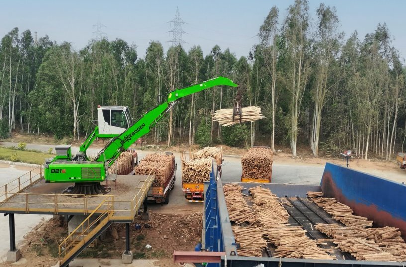 Efficient timber handling: The stationary 821 E Electro proves its high handling capacity when feeding the conveyor belt with logs.<br>IMAGE SOURCE: SENNEBOGEN Maschinenfabrik GmbH