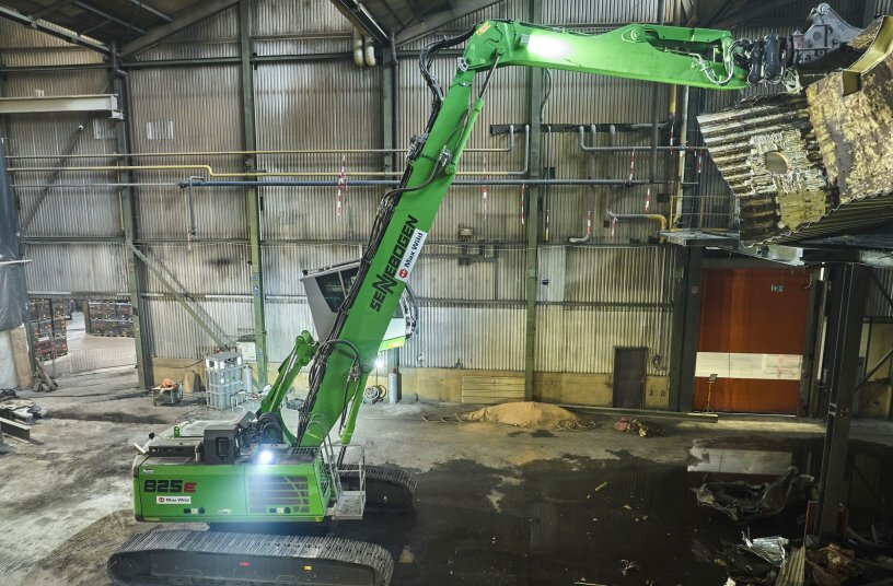 Long reach of the boom enables selective dismantling even under the hall roof.<br>IMAGE SOURCE: SENNEBOGEN Maschinenfabrik GmbH