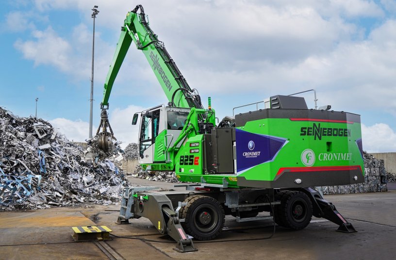 When feeding the scrap compactor, the 825 Electro Battery operates in mains mode. Power is supplied via the charging point on the undercarriage.  <br>IMAGE SOURCE: SENNEBOGEN Maschinenfabrik GmbH