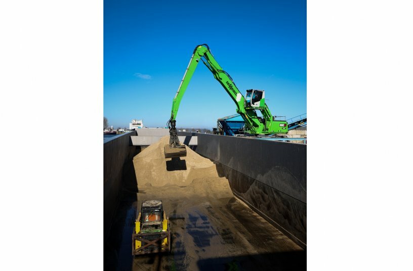 With a reach of 17 metres, the 830 G Hybrid can easily reach low-lying material in the ship’s hold.<br>IMAGE SOURCE: SENNEBOGEN Maschinenfabrik GmbH