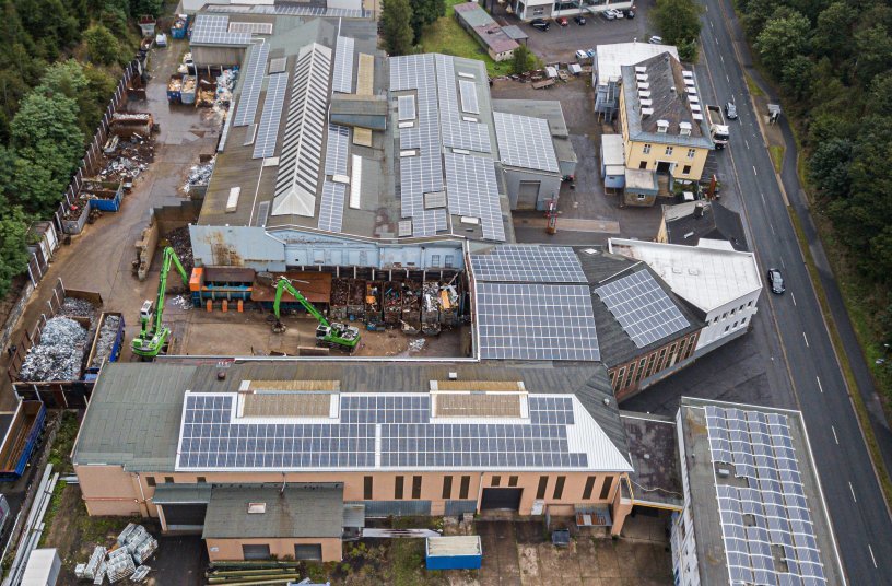 Klichta makes intelligent use of the large roof areas and operates the electric material handler and shears almost self-sufficiently with its photovoltaic system with 900 kilowatt peak output: the image shows about 50% of the panels <br> Image source: Klichta Rohstoffe & Recycling