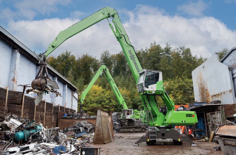 The fuel-saving and low-emission diesel version of the SENNEBOGEN 830 E series takes over the pre-sorting of the material with closed 600 l grab on the large storage area. <br> Image source: SENNEBOGEN Maschinenfabrik GmbH