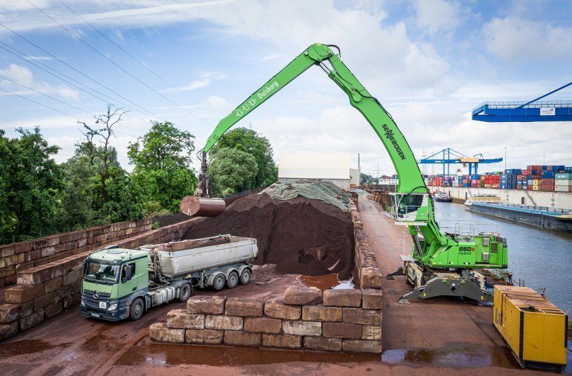 SENNEBOGEN 860 E series hybrid: on 800 m quay length, GUD in Duisburg relies on electric mobility in the port and uses a diesel generator for short travel distances to the next power supply <br> Image source: Stefan Hanke