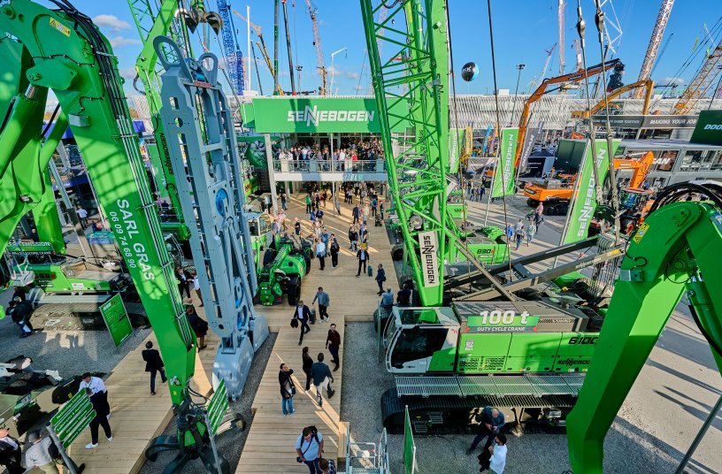 SENNEBOGEN guarantees worldwide presence with more than 180 international sales partners and with over 300 service points. With a large, international team and a total of 12 machine exhibits from all application areas, SENNEBOGEN also welcomed the large number of bauma trade fair visitors, which exceeded all industry expectations. <br>IMAGE SOURCE: SENNEBOGEN