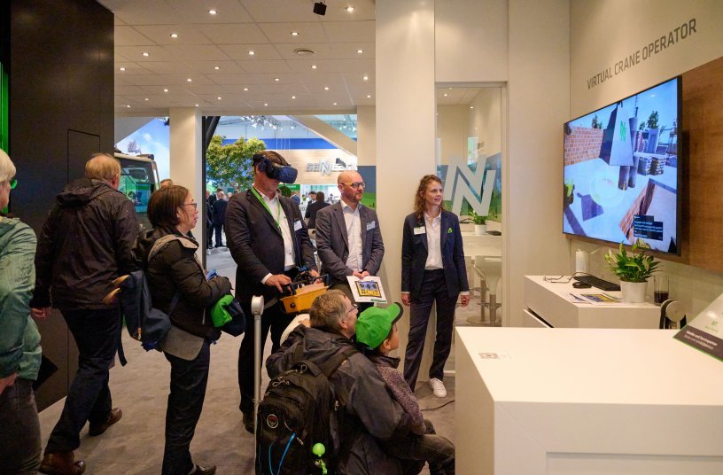 Various virtual reality attractions such as the Virtual Crane Operator also made it possible for visitors to the trade show to experience the products on site.<br>IMAGE SOURCE: SENNEBOGEN