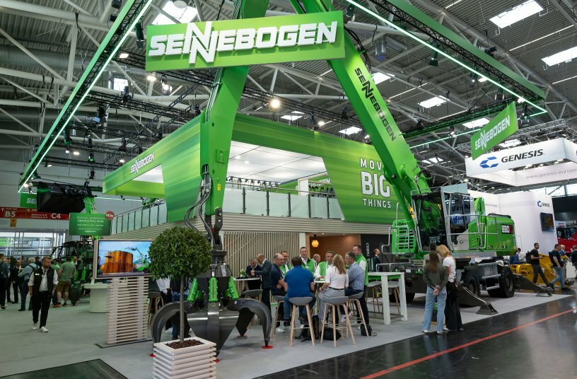 With the company’s largest IFAT trade fair appearance to date, SENNEBOGEN presented innovative machine and technology solutions for modern recycling and material handling on more than 526 m² of exhibition space.<br>IMAGE SOURCE: SENNEBOGEN Maschinenfabrik GmbH