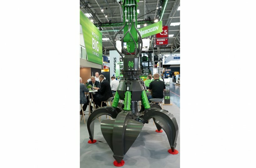 The new SENNEBOGEN MG4.1 orange peel grab celebrated its trade fair premiere at IFAT 2026 and attracted strong interest from visitors in the recycling and scrap handling sector.<br>IMAGE SOURCE: SENNEBOGEN Maschinenfabrik GmbH