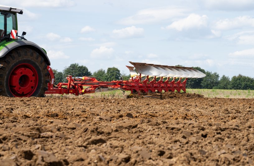 The new SERVO 6000 T semi-mounted plough for the best working results. <br> Image source: PÖTTINGER Landtechnik GmbH