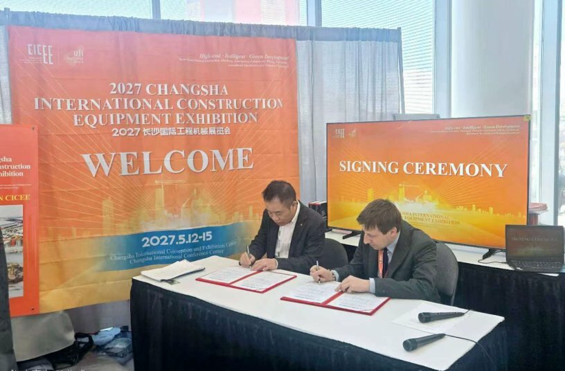Signing with Italian partner<br>IMAGE SOURCE: CICEE