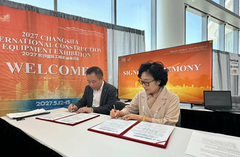 Signing with Korean partner<br>IMAGE SOURCE: CICEE
