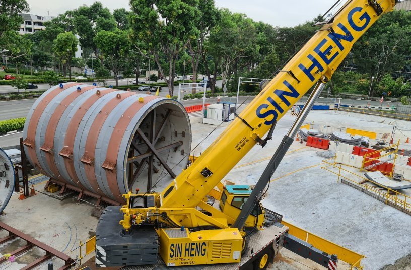 Singapore's first Grove GMK5250XL-1 delivered to Sin Heng Heavy Machinery <br> Image source: THE MANITOWOC COMPANY, INC.