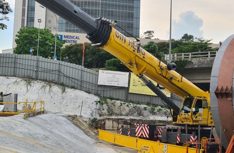 Singapore's first Grove GMK5250XL-1 delivered to Sin Heng Heavy Machinery <br> Image source: THE MANITOWOC COMPANY, INC.