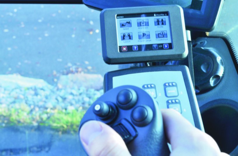 With MACS ST, all functions of the Swingotilt can be controlled smoothly and easily via the joystick, offering greater accuracy and improved ergonomic features. The system is equipped with a touchscreen as standard. <br> Image source: SMP Parts