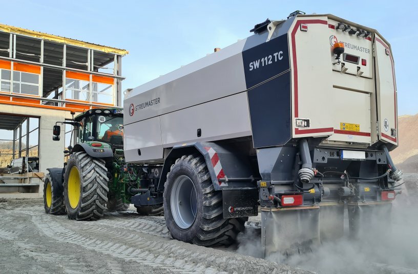 Die gezogenen Anhängestreuer, wie der Streumaster SW 112 TC, eignen sich für das präzise Ausstreuen der Bindemittel bei großflächigen Anwendungen sowohl im Off- als auch On-Road-Einsatz.<br>BILDQUELLE: WIRTGEN GROUP