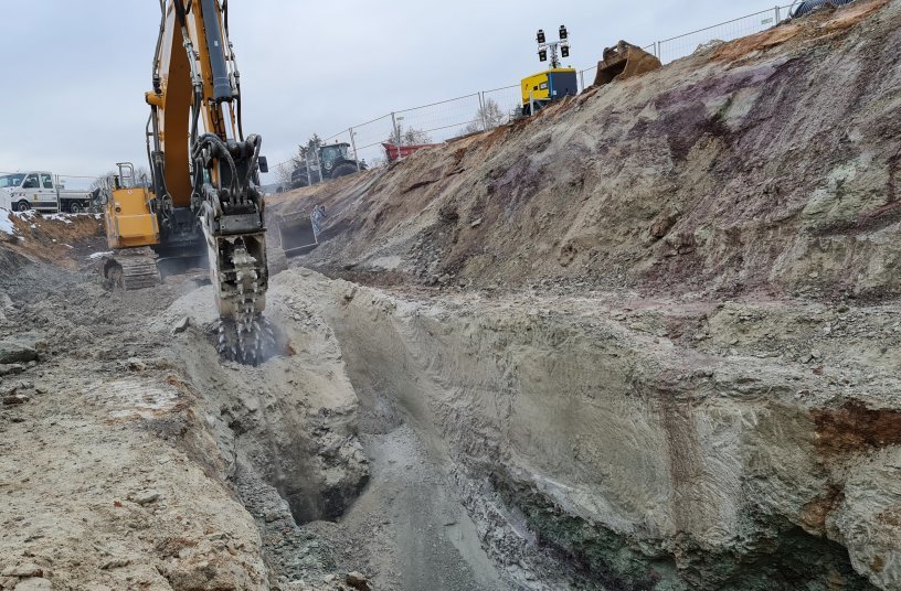 Civil engineering company BUNTE rented a 42-ton excavator with a KEMROC EK 150 chain cutter to excavate trenches in the bedrock.<br> Image source: KEMROC Spezialmaschinen GmbH