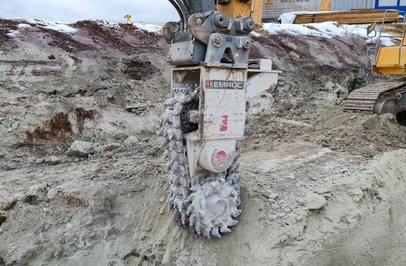 The chain cutter in close up; a chain with tungsten carbide tipped cutters runs between the cutter drums, removing the ridge of rock that normally would be left. <br> Image source: KEMROC Spezialmaschinen GmbH