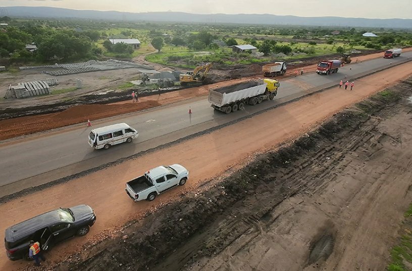  Straßenbau in Ghana bringt besonders hohe logistische und technische Herausforderungen mit sich.<br>BILDQUELLE: F. X. MEILLER Fahrzeug- und Maschinenfabrik - GmbH & Co KG
