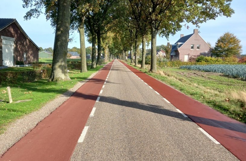 Farbige Kennzeichnung einer Fahrradspur 1,20 m breit <br> Bildquelle: SUT Straßen und Umwelttechnik GmbH