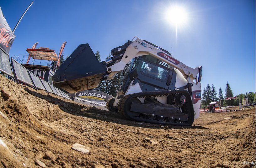 Bobcat Loaders Used to Build Kenny Festival Race Tracks<br>IMAGE SOURCE: Doosan Bobcat EMEA
