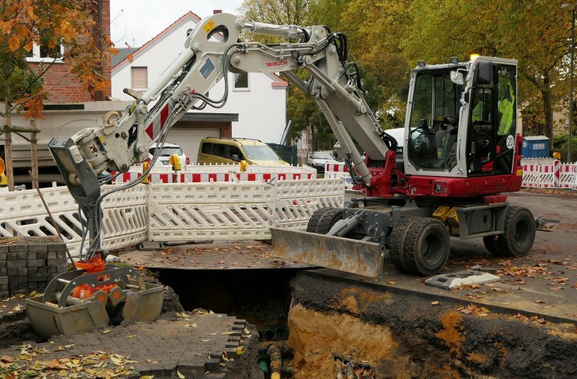 Standsicher, präzise und kraftvoll arbeiten die Takeuchi TB 370 Mobilbagger.<br>BILDQUELLE: Wilhelm Schwarzmüller GmbH