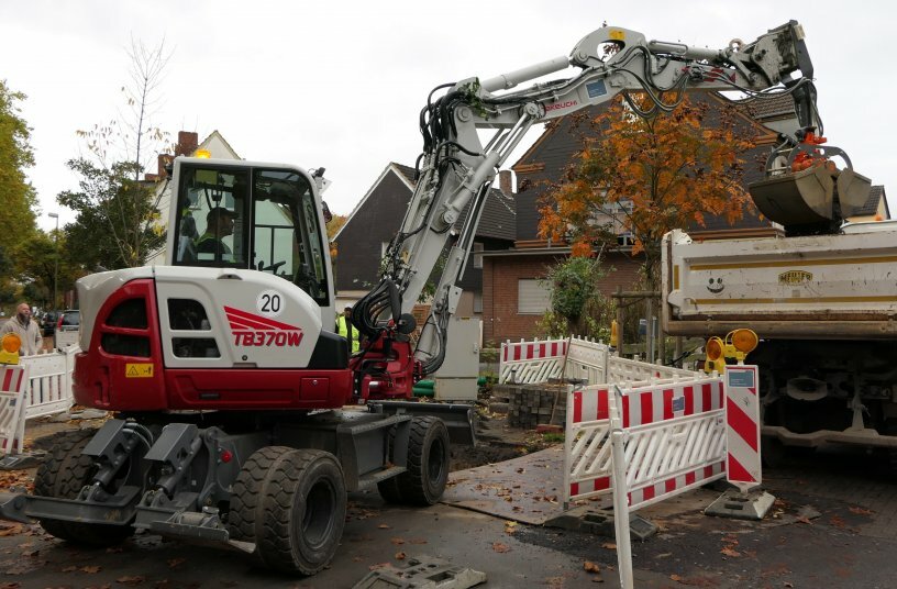 Standsicher, präzise und kraftvoll arbeiten die Takeuchi TB 370 Mobilbagger.<br>BILDQUELLE: Wilhelm Schwarzmüller GmbH