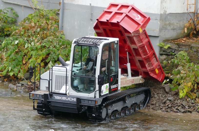 Der Takeuchi Dumper TCR50-2 transportiert 3,7 t auch unter schwierigsten Bedingungen. <br> Bildquelle: Wilhelm Schäfer GmbH; Takeuchi