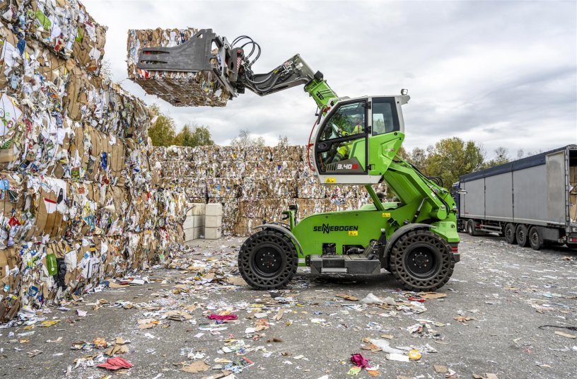 With the new 4 t 3.40 G model, SENNEBOGEN is expanding its own product portfolio of telescopic handlers with a machine that impresses above all in terms of visibility and operator comfort.<br> Image source: SENNEBOGEN Maschinenfabrik GmbH
