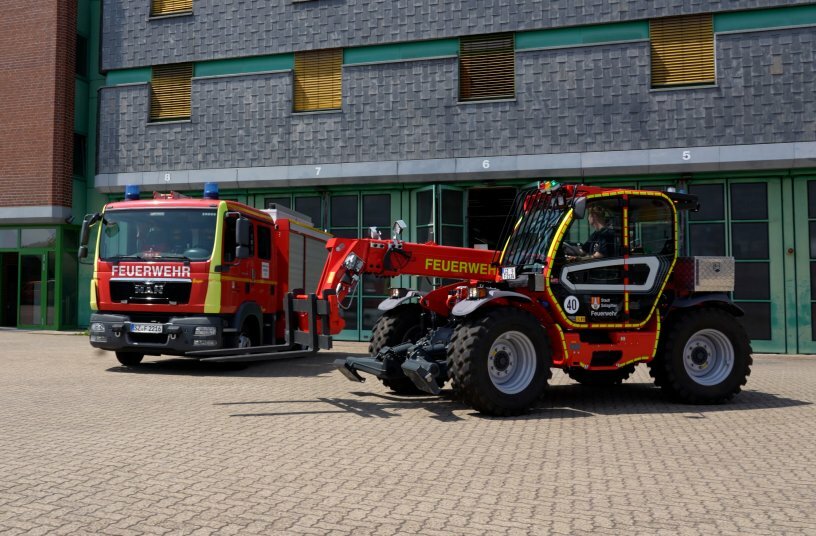 Teleskoplader Feuerwehr Salzgitter mit Lastgabeln<br>BILDQUELLE: Merlo Deutschland GmbH