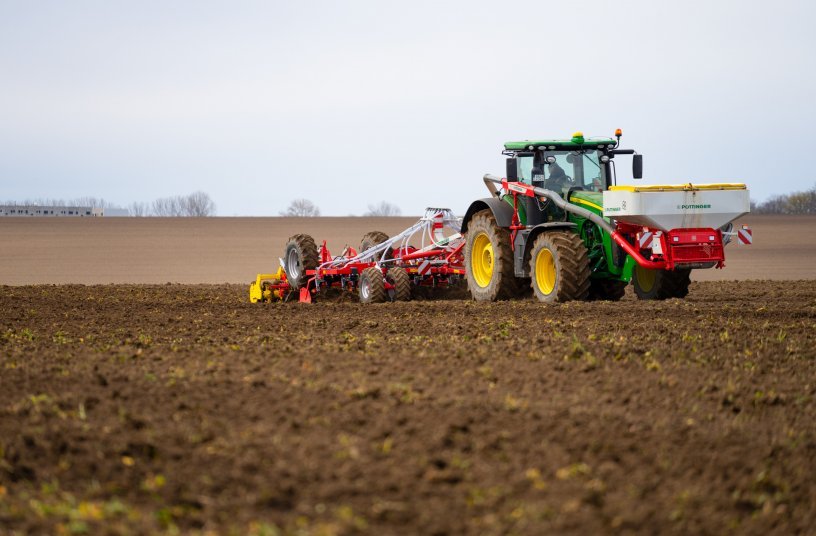 AMICO F front hopper and TERRIA with fertiliser equipment<br>IMAGE SOURCE: PÖTTINGER Landtechnik GmbH